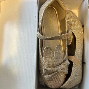 Kids bunny eared gold dress shoe! Brand new never worn